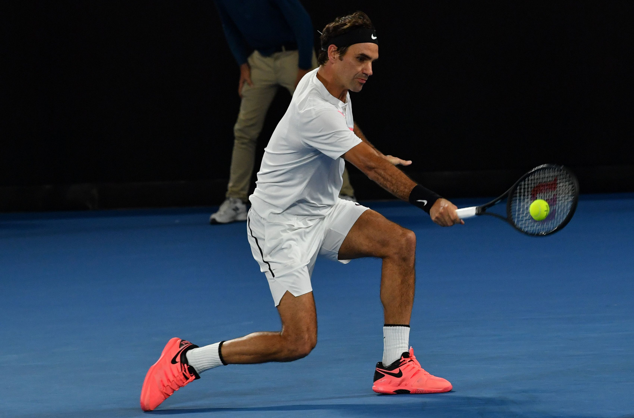 Federer surges into Australian Open semi-finals with straight-sets win over Berdych 