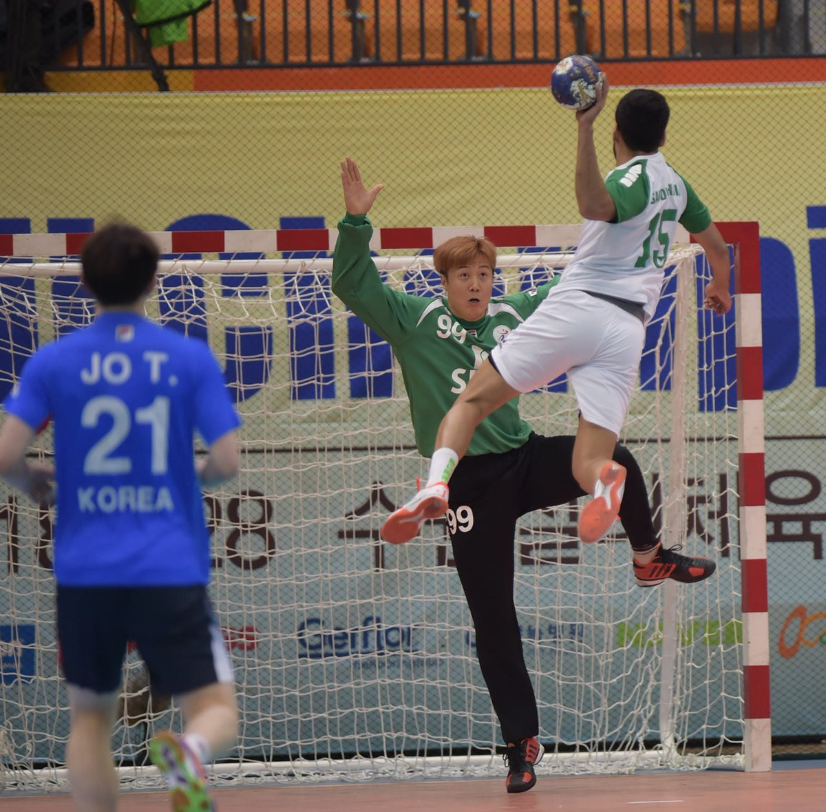 Saudi Arabia, in white, defeated hosts South Korea, in blue, to ensure they topped Group One ©Asian Handball Federation