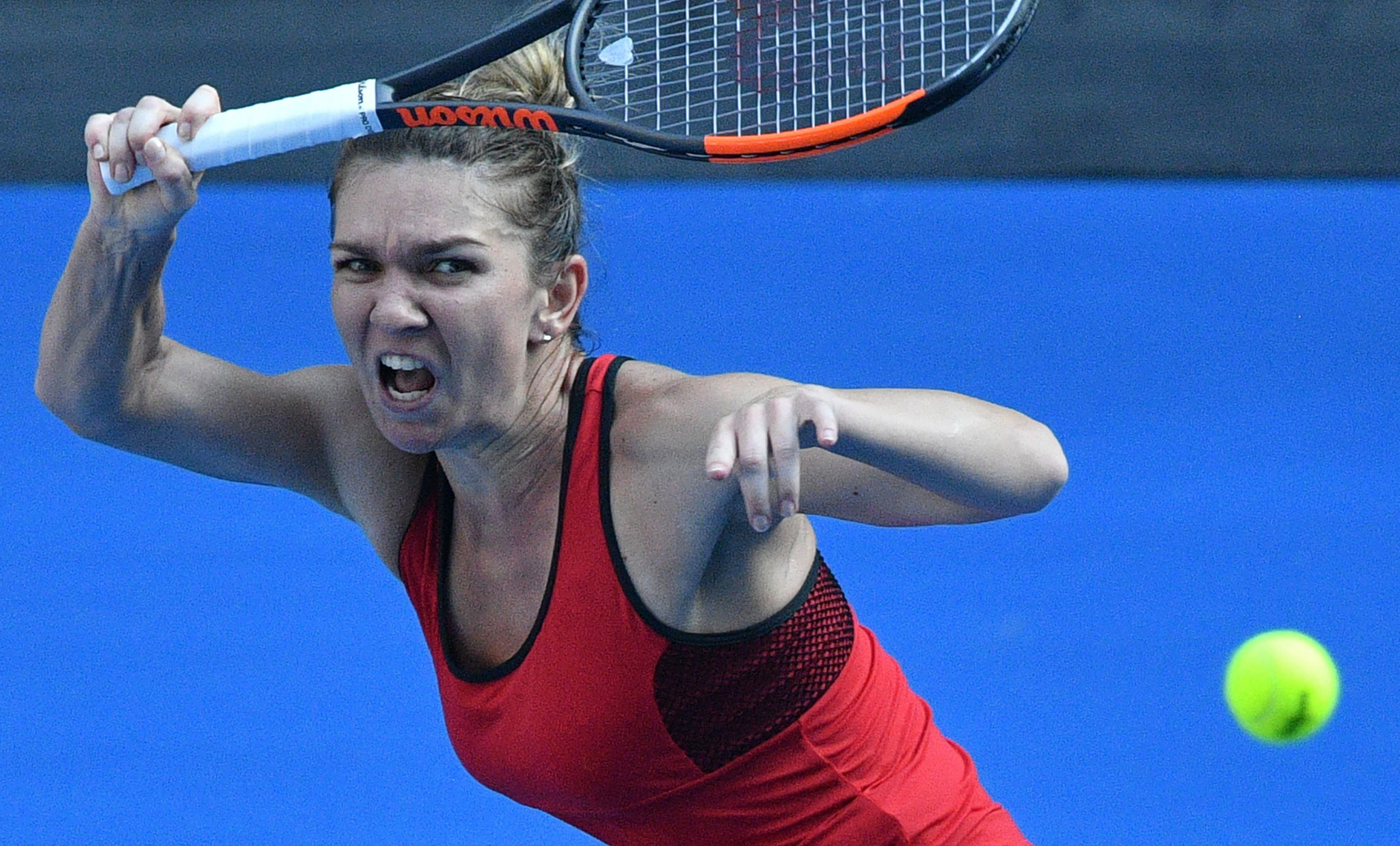 Halep edges Kerber to reach women's singles final at Australian Open