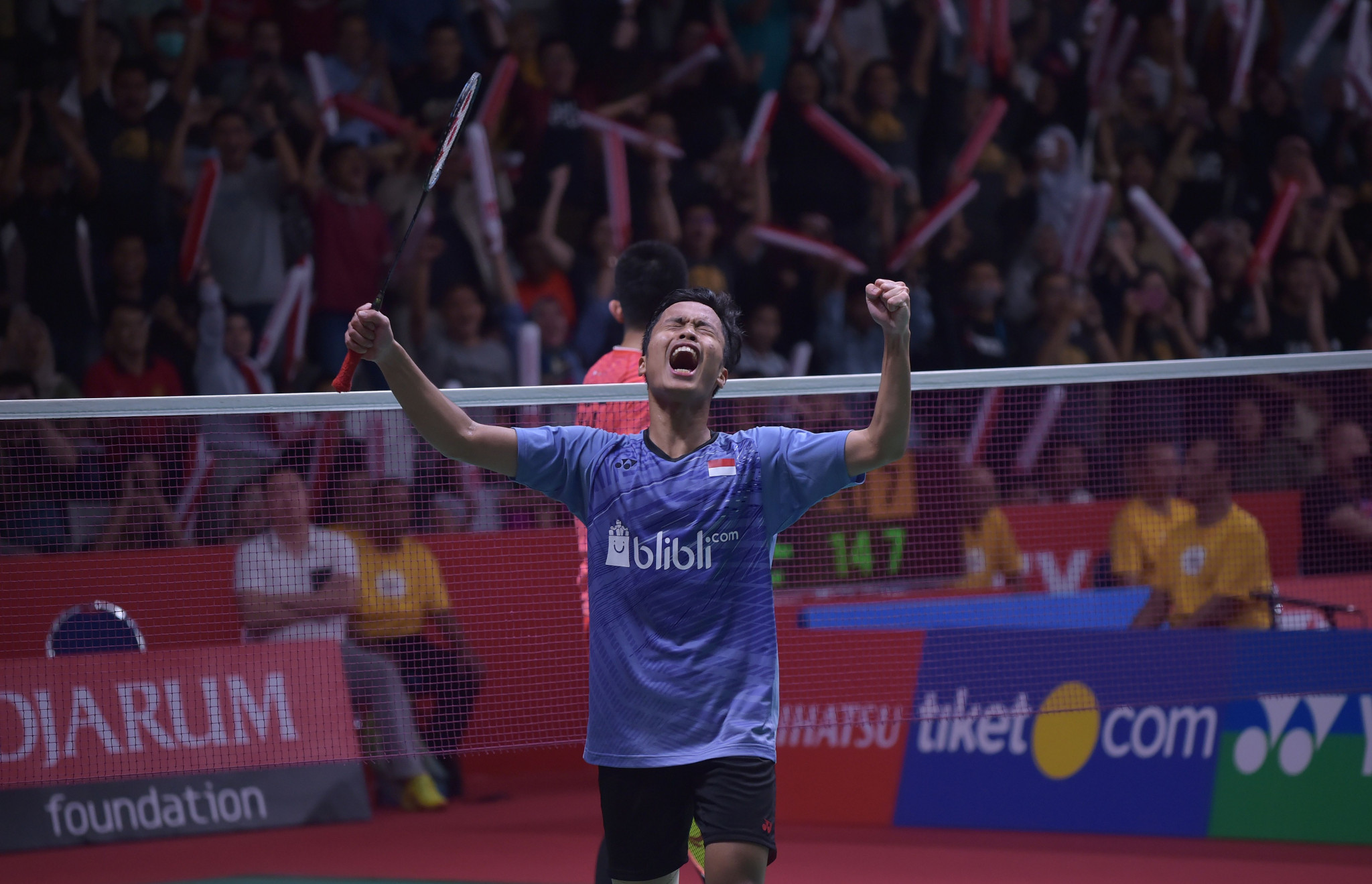 Anthony Sinisuka Ginting celebrates his victory on home soil against Olympic champion Chen Long  ©Getty Images