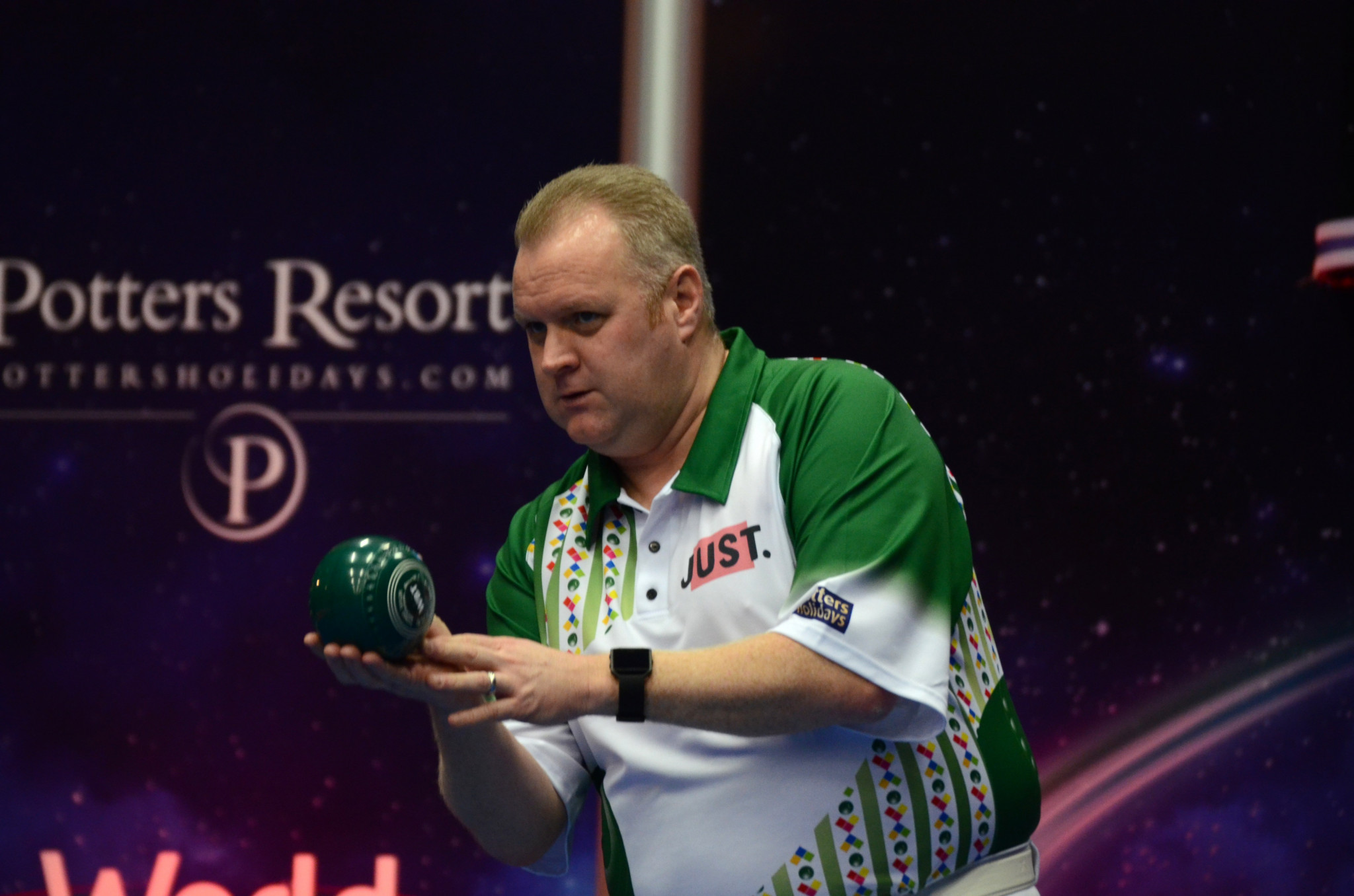 Scotland's Darren Burnett set up a meeting with England's Mark Dawes in the next round after he proved too strong for Welsh bowler Jason Greenslade ©World Bowls Tour