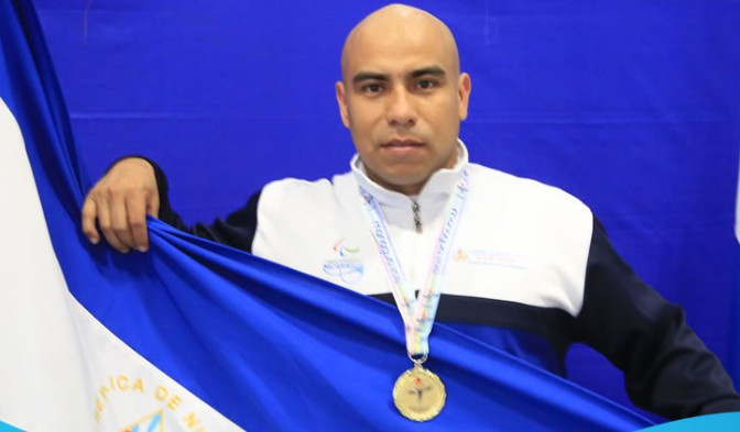 Fernando Acevedo, centre, claimed a home powerlifting gold medal ©Managua 2018
