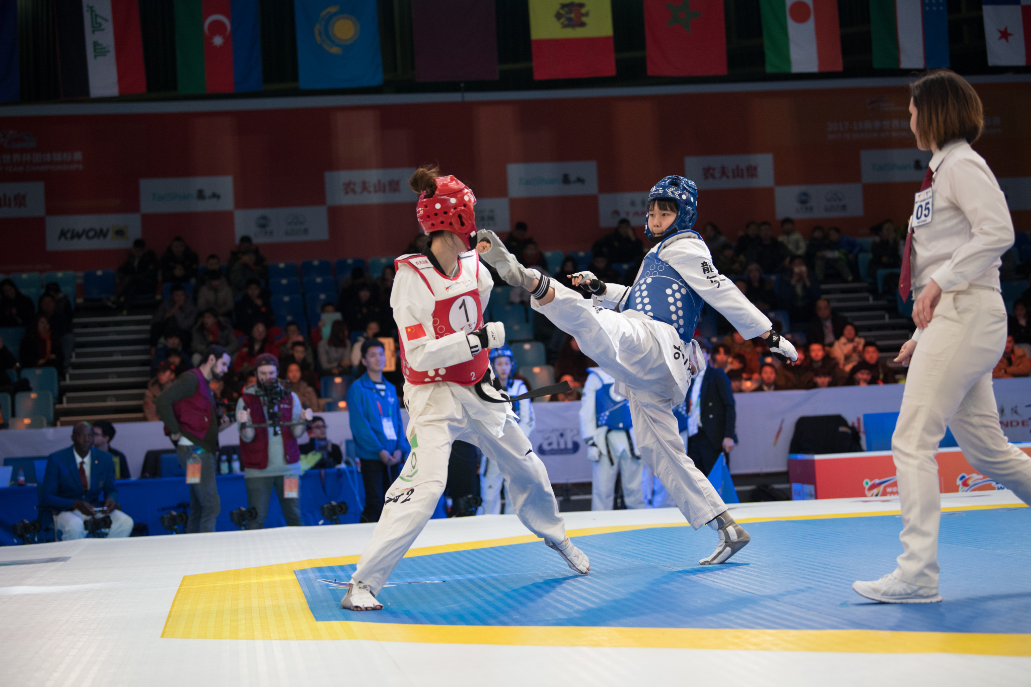A head-kick is attempted in the women's competition ©World Taekwondo