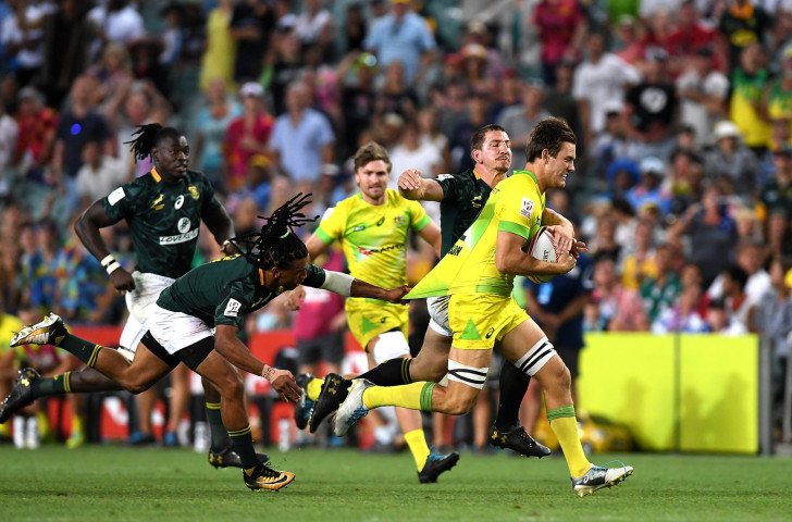 Australia's Lachlan Anderson, voted player of the final, moves away from South Africa's defence as his side lifted their first World Seven Series title since 2012 in some style ©Getty Images 