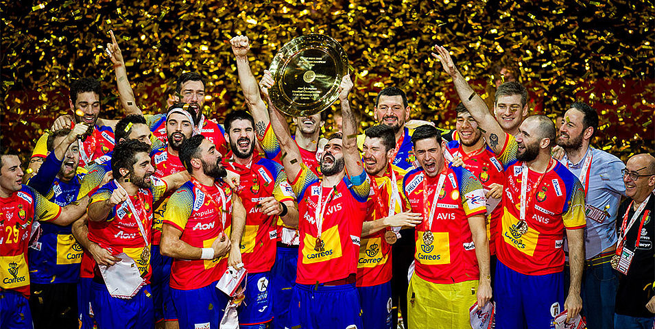 Spain celebrate finally lifting the European Men’s Handball Championships title at the fifth attempt ©EHF