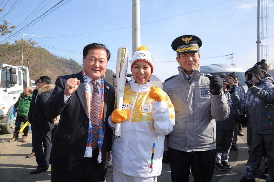 Pyeongchang 2018 Olympic Torch visits Hongcheon as 101-day Relay continues