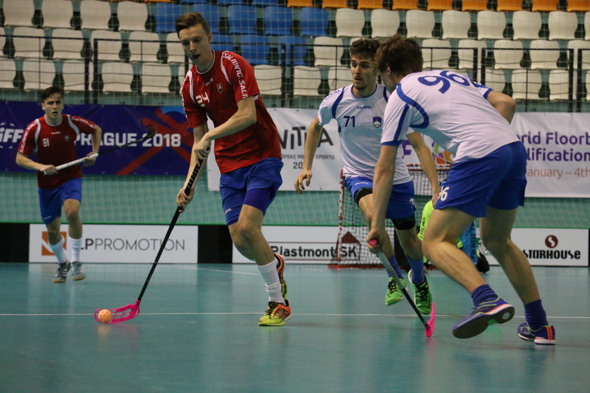 Hosts Slovakia beat Slovenia 7-2 on the opening day of group two action in Nitra ©IFF/Flickr