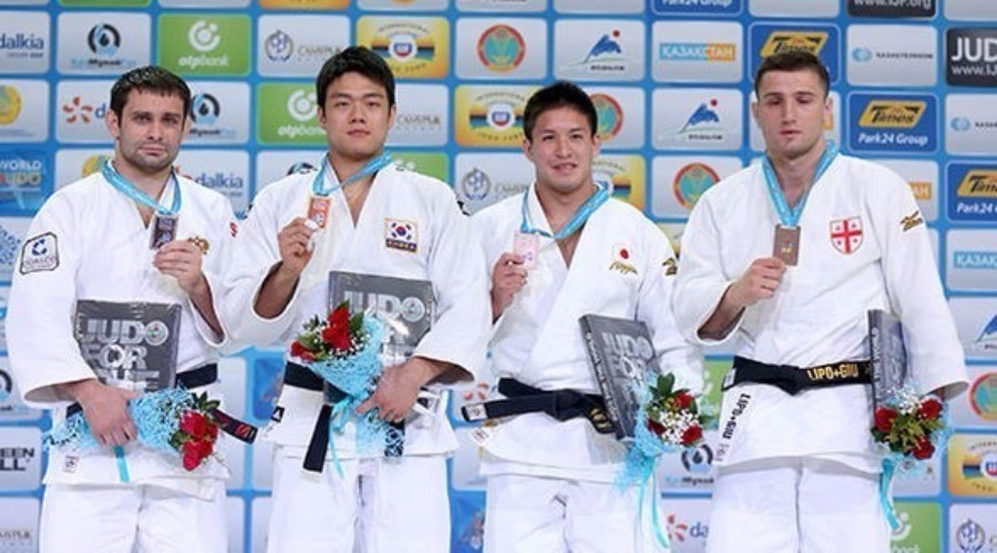 South Korea's Dong Han Gwak secured gold in the men's under 90 kilogram event