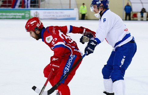 Hosts Russia, in red, saw off the challenge of Finland, in white, to win their semi-final ©Twitter