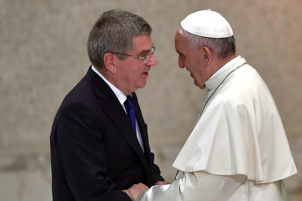 IOC President Thomas Bach meeting Pope Francis during an event at the Vatican in 2016 ©Getty Images