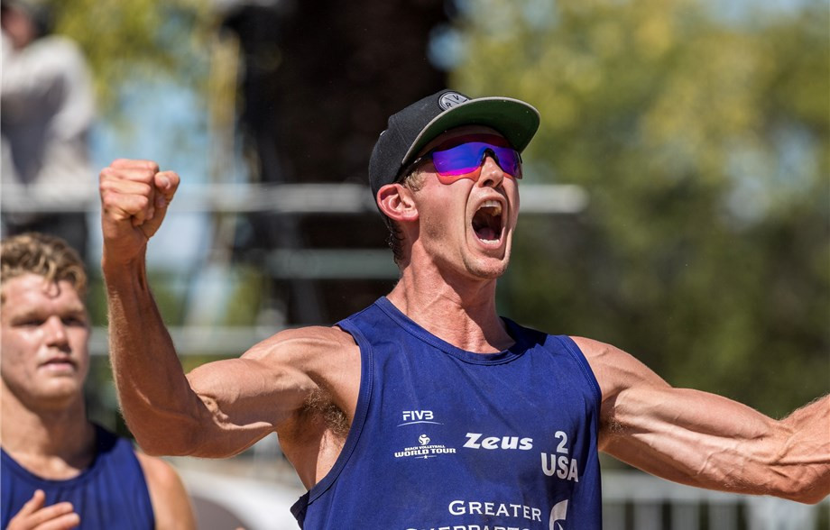 Chase Frishman, background, and James Avery Drost, foreground, caused a huge upset in the final of the FIVB Beach Volleyball World Tour ©FIVB