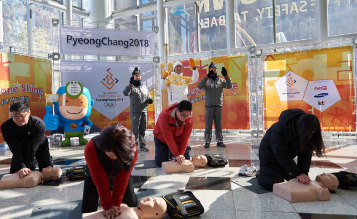 First aid training is carried out during the Olympic Torch Relay ©Pyeongchang 2018/Twitter