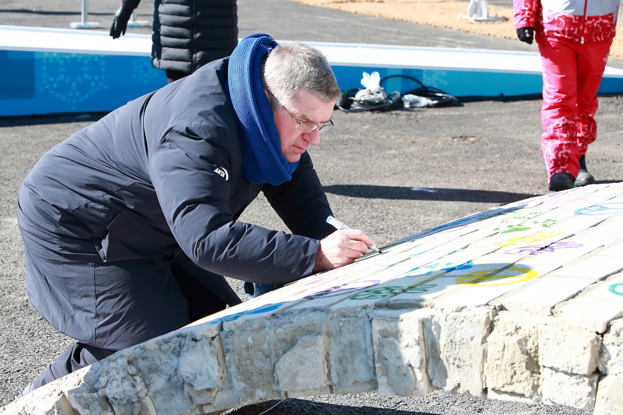 Thomas Bach pictured signing the peace wall ©Getty Images