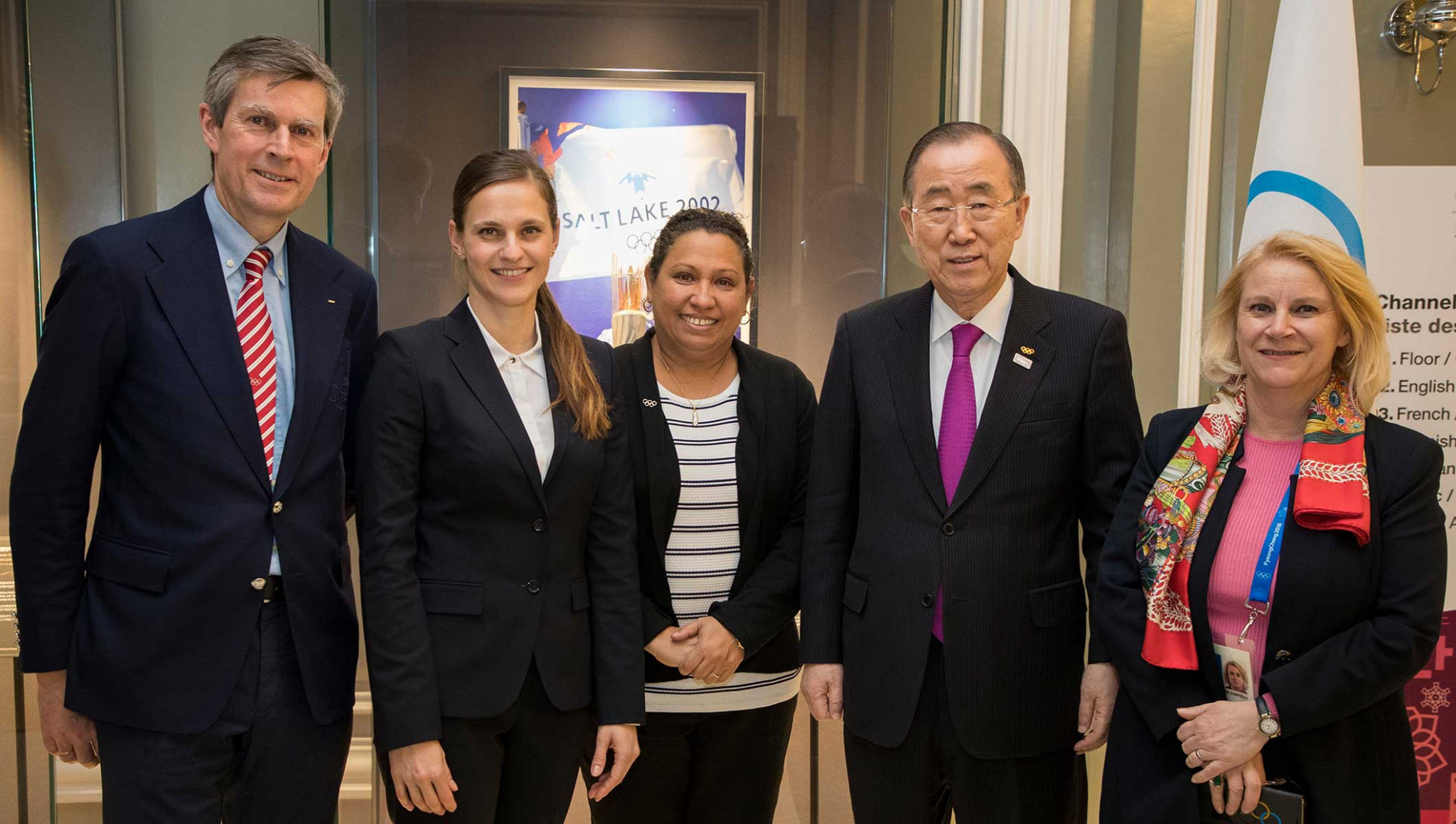 Newly elected embers of the IOC Ethics Commission pose with the panel's chair, Ban Ki-moon ©Getty Images