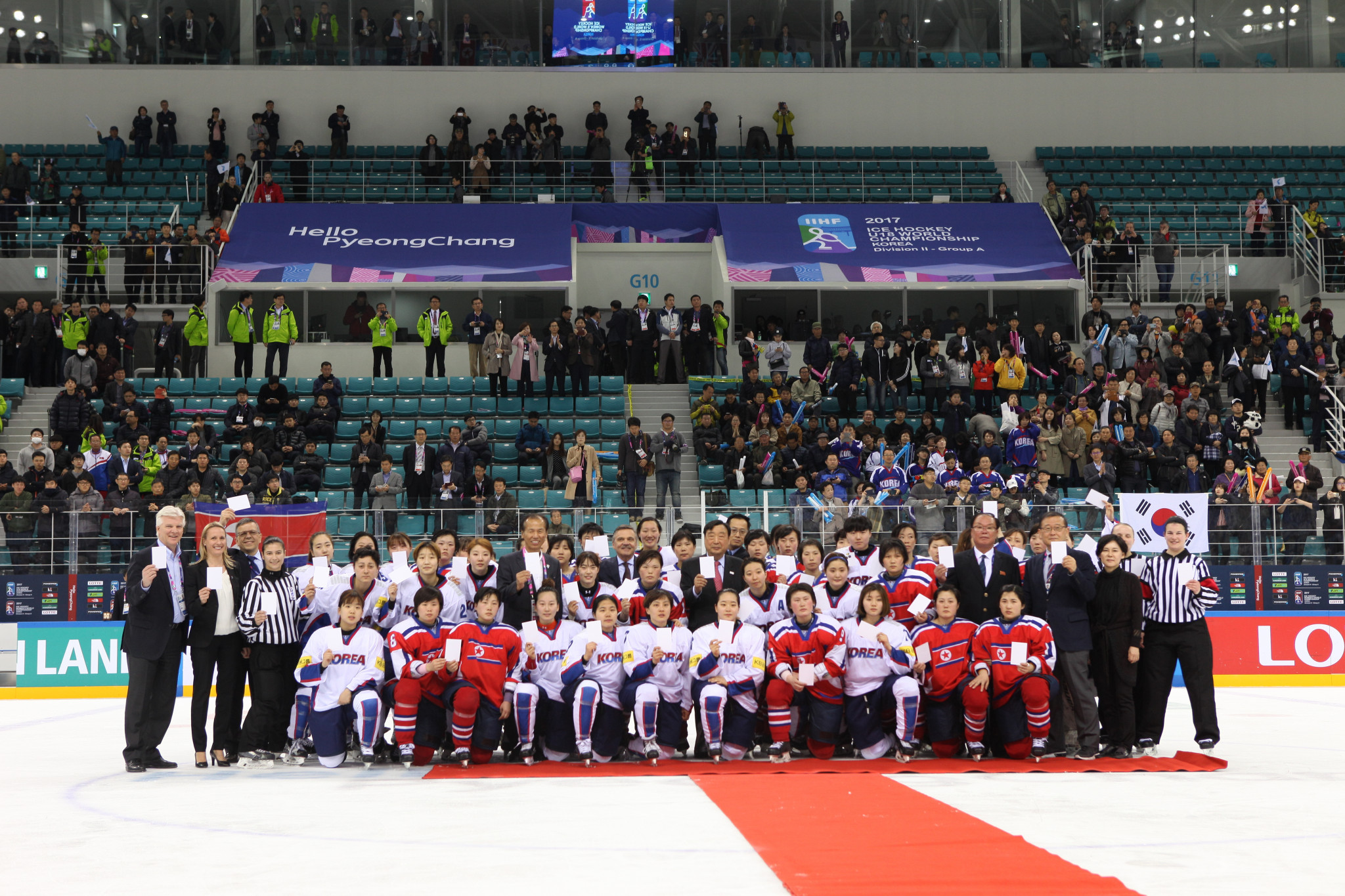 Ice hockey players from both Koreas hold up White Cards ©Peace and Sport