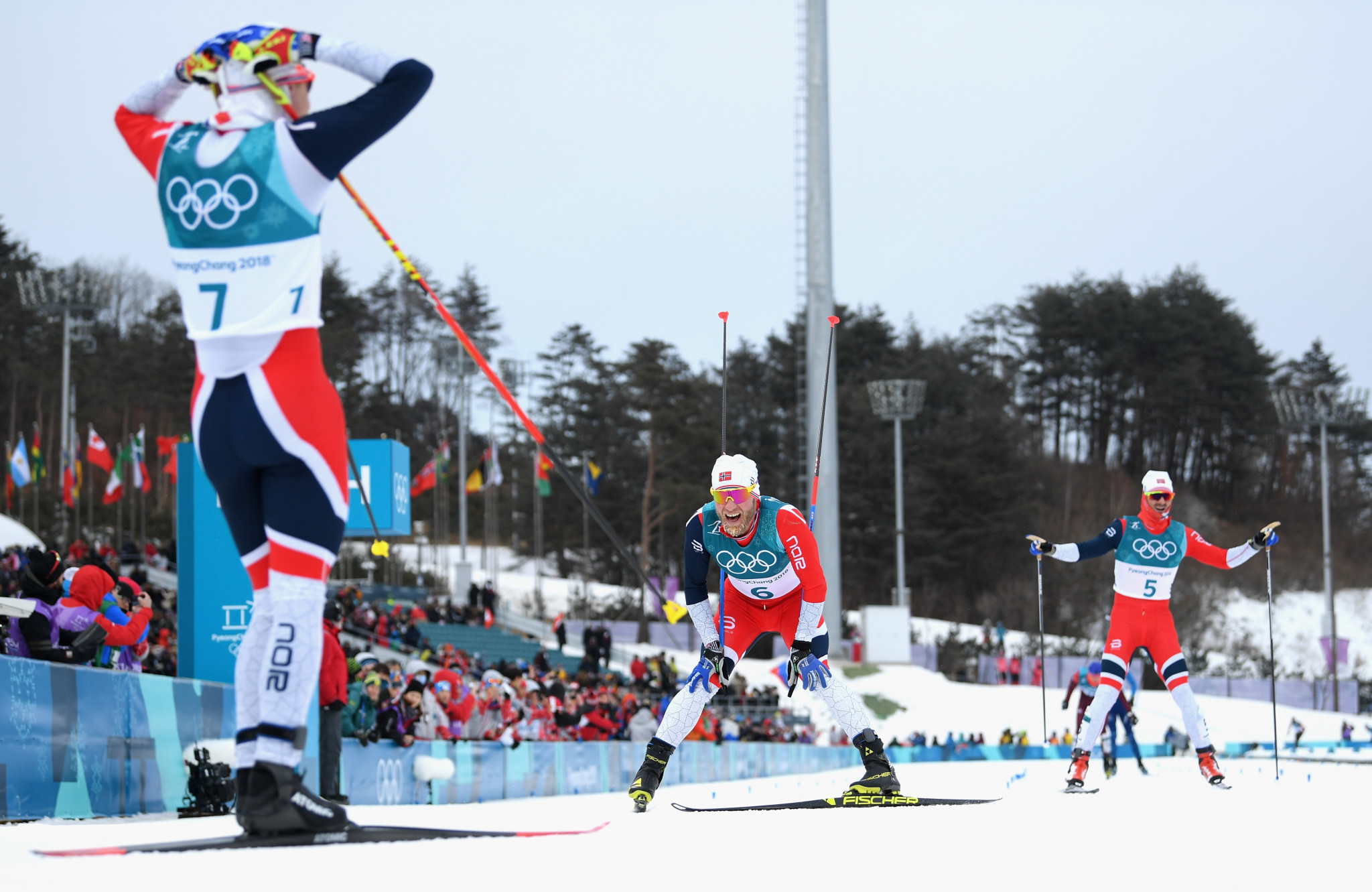 Simen Hegstad Krüger waits for team-mates Martin Johnsrud Sundby and Hans Christer Holund as Norway completed a cleansweep in the men’s 15 kilometres + 15km skiathlon ©Getty Images