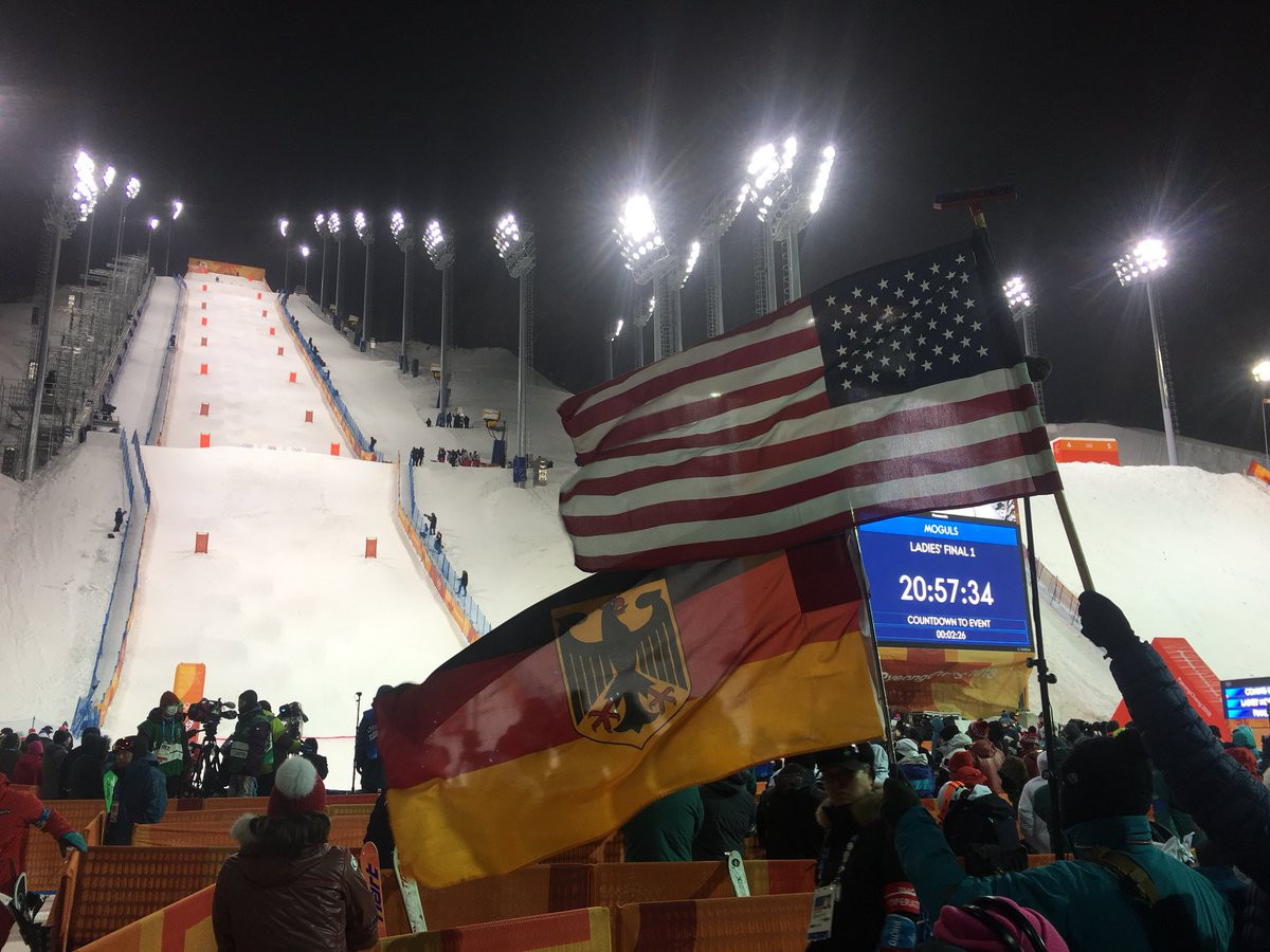 US supporters cheer during the moguls final ©Twitter
