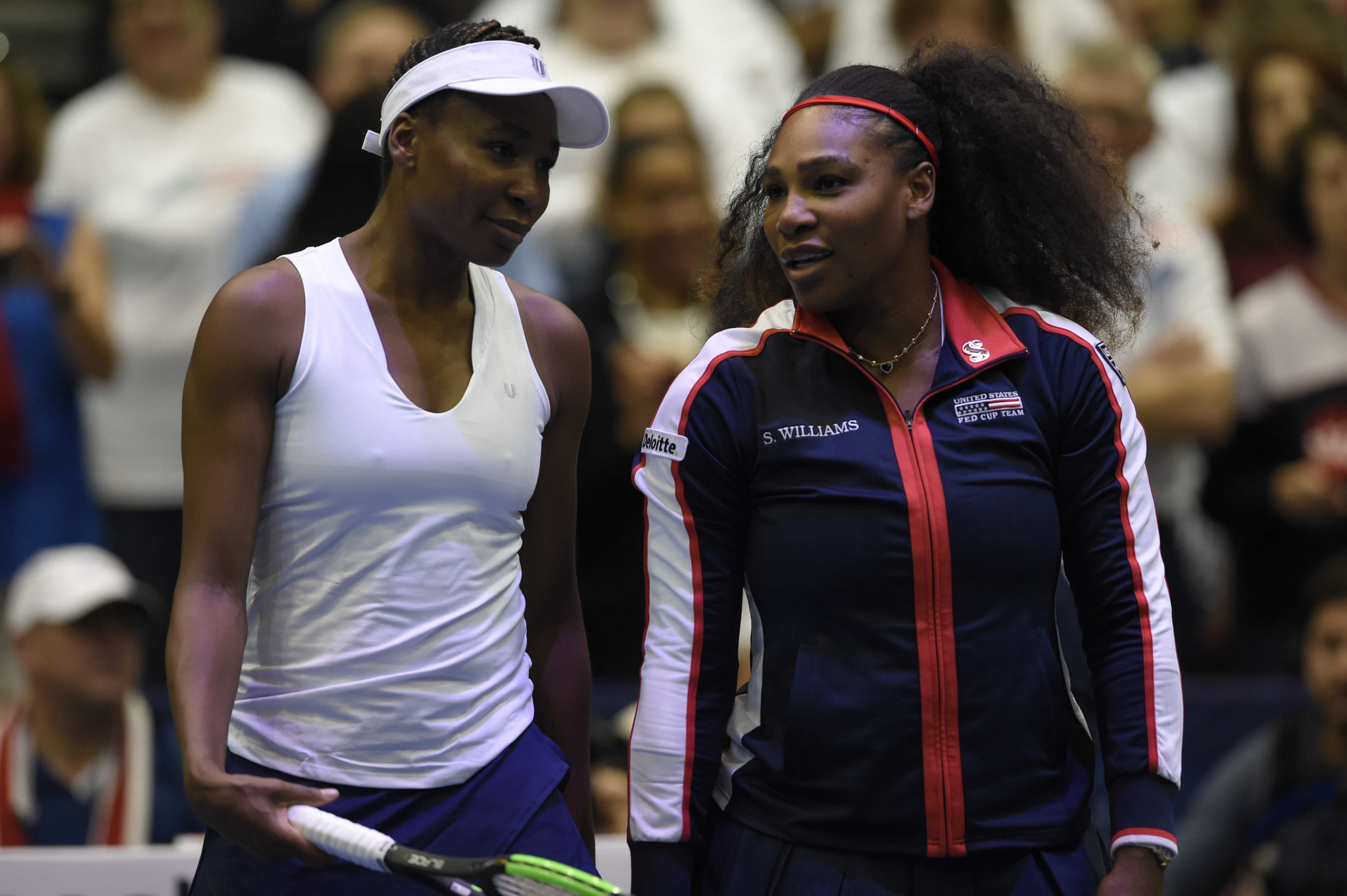 Venus Williams secures US Fed Cup win and Serena makes her return