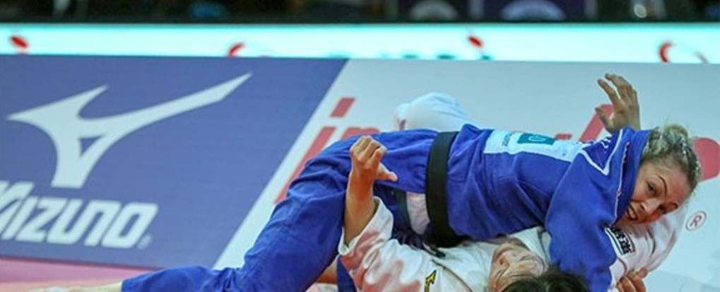 Sally Conway defeats Japan's world number one Chisuru Arai in the under 70kg final to become the first British woman judoka to win a Paris Grand Slam title since 1997 ©IJF