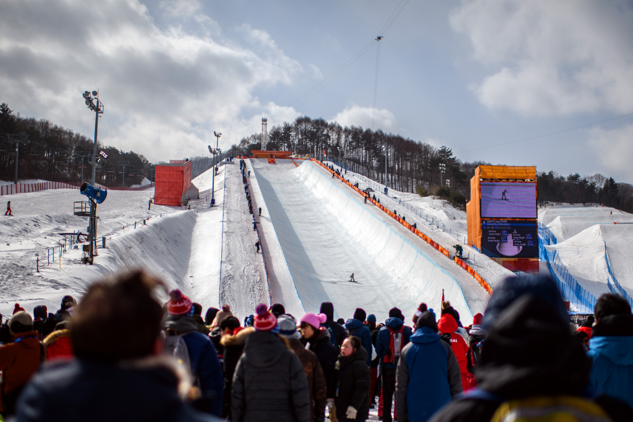 Crowds watch on during men's halfpipe qualifying ©Getty Images