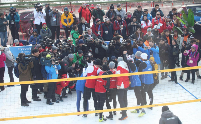 Impressive crowds attended the snow volleyball exhibition ©FIVB