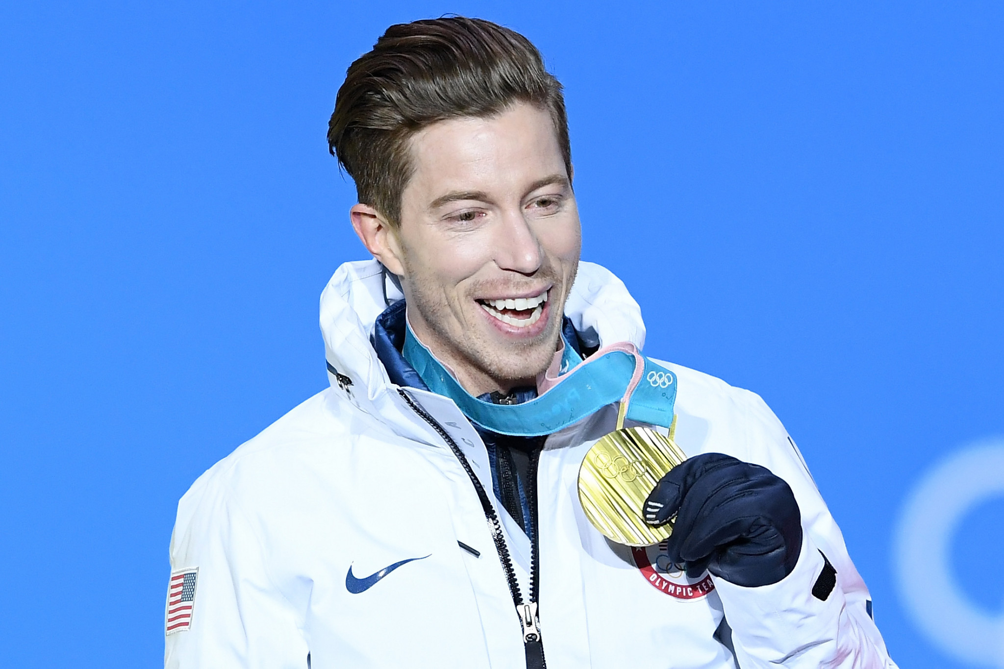 Shaun White celebrates his halfpipe snowboard gold medal ©Getty Images