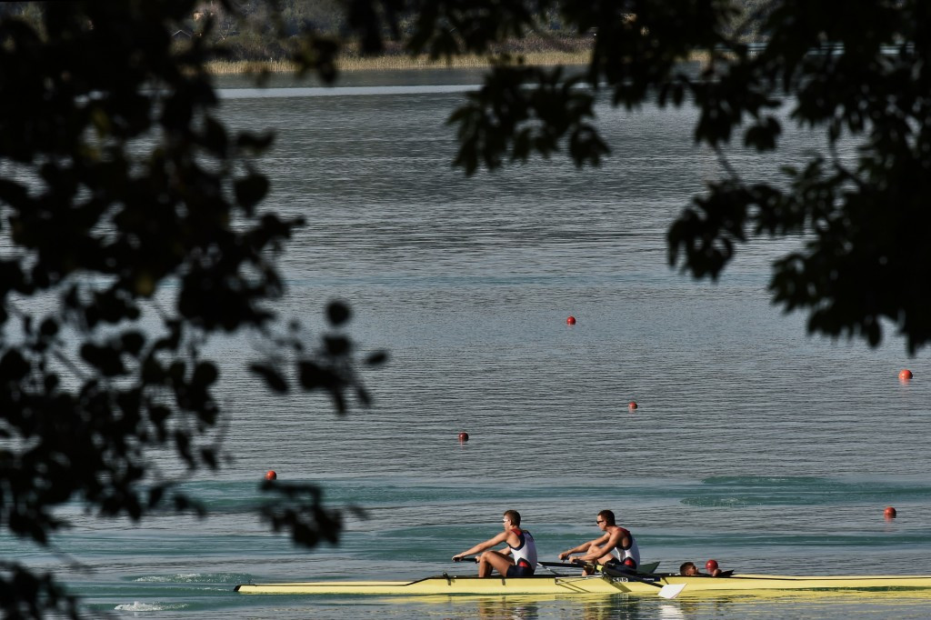 Action from the lightweight men's pairs in Aiguebelette today 