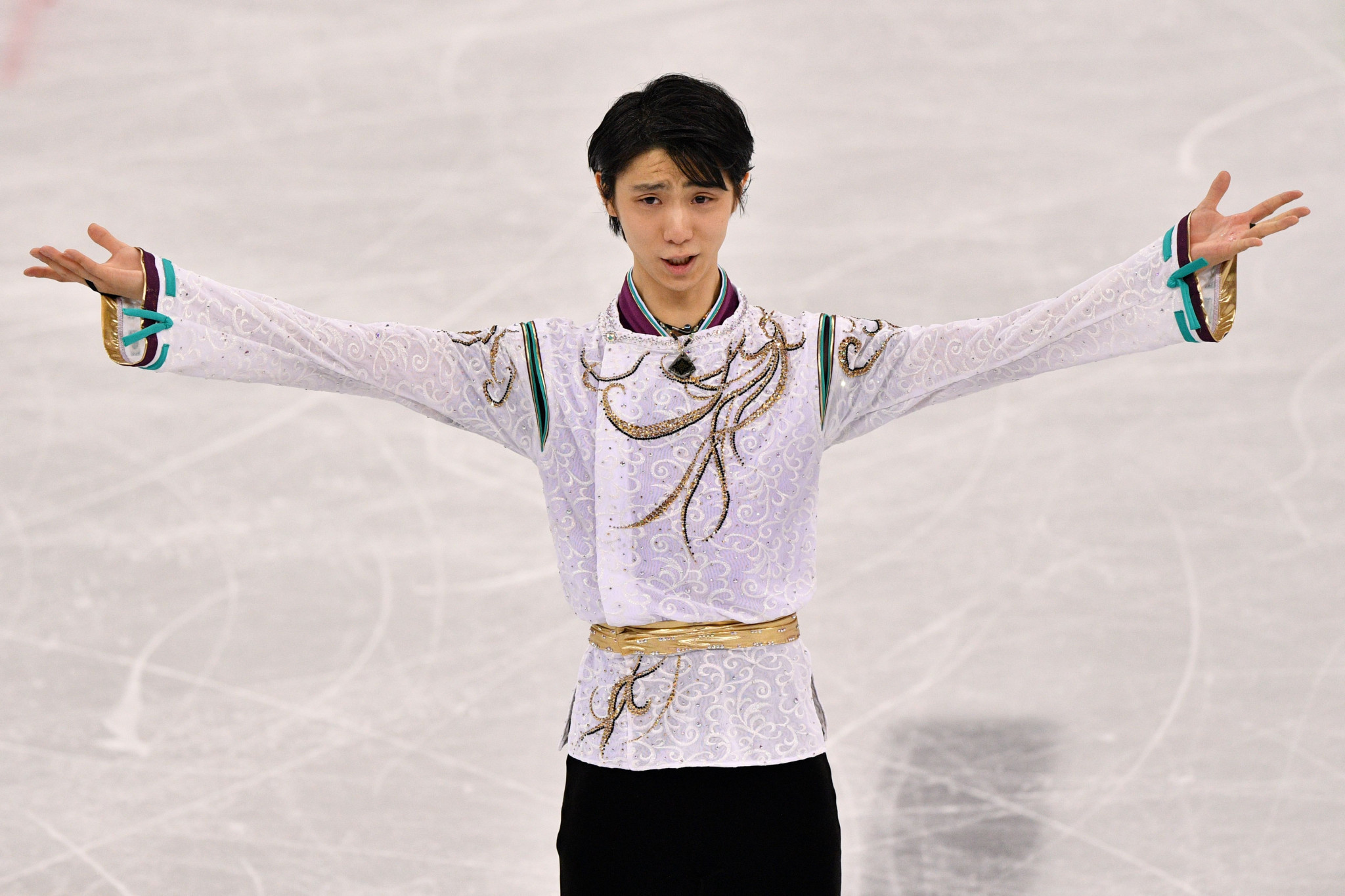 Japan's gold winner Yuzuru Hanyu celebrates during the figure skating medal ceremony ©Getty Images
