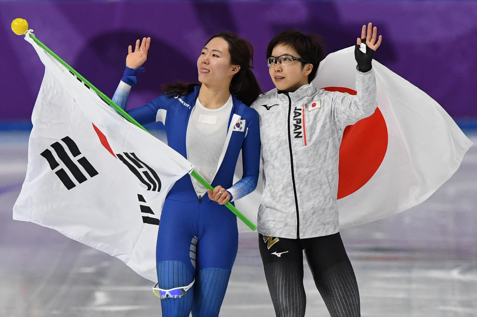 Japan's Nao Kodaira and South Korea's Lee Sang-hwa pose together after the 500m competition ©Getty Images