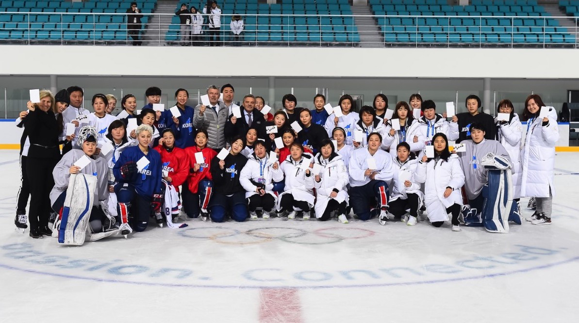 Athletes posed on the ice holding up a #WhiteCard, the symbol of the sport-for-development-and-peace movement ©Peace and Sport