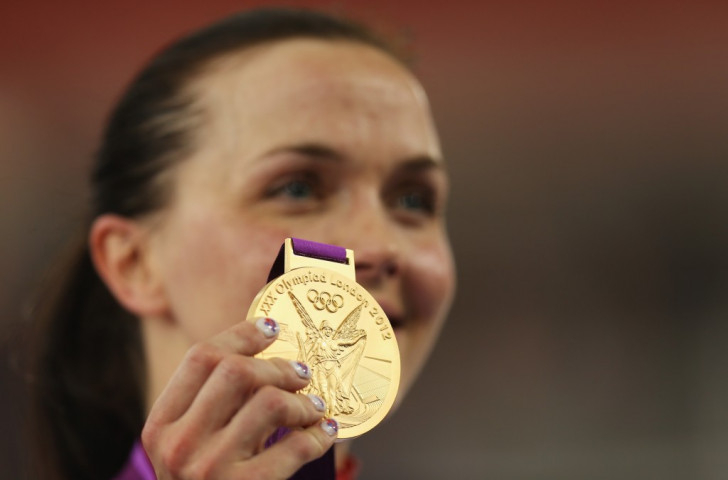 Victoria Pendleton shows off her second Olympic gold after the keirin event at the London 2012 Games ©Getty Images