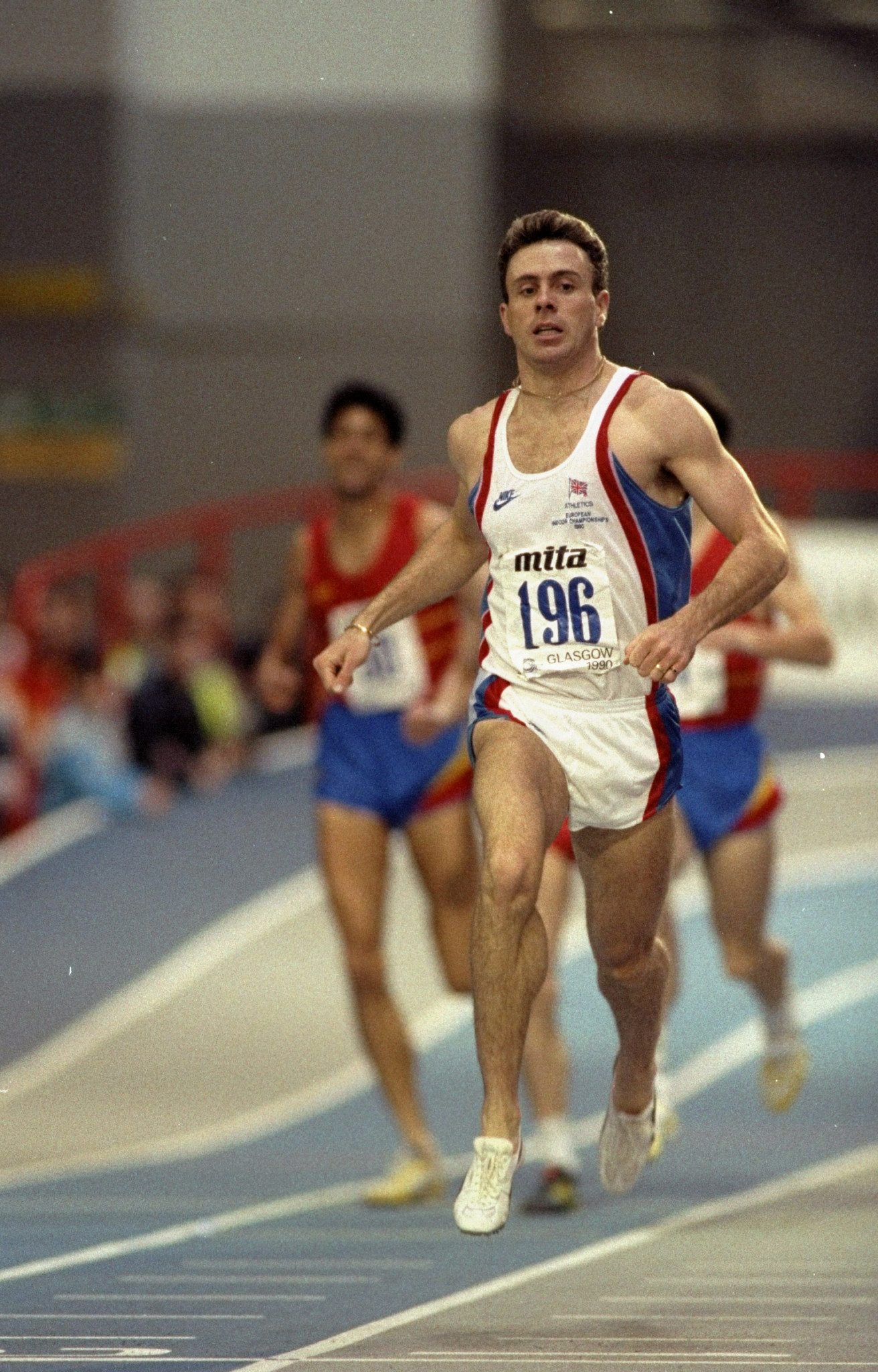 Scotland's Tom McKean wins the European Athletics Indoor 800m title at Glasgow's Kelvin Hall Arena in 1990 ©Getty Images