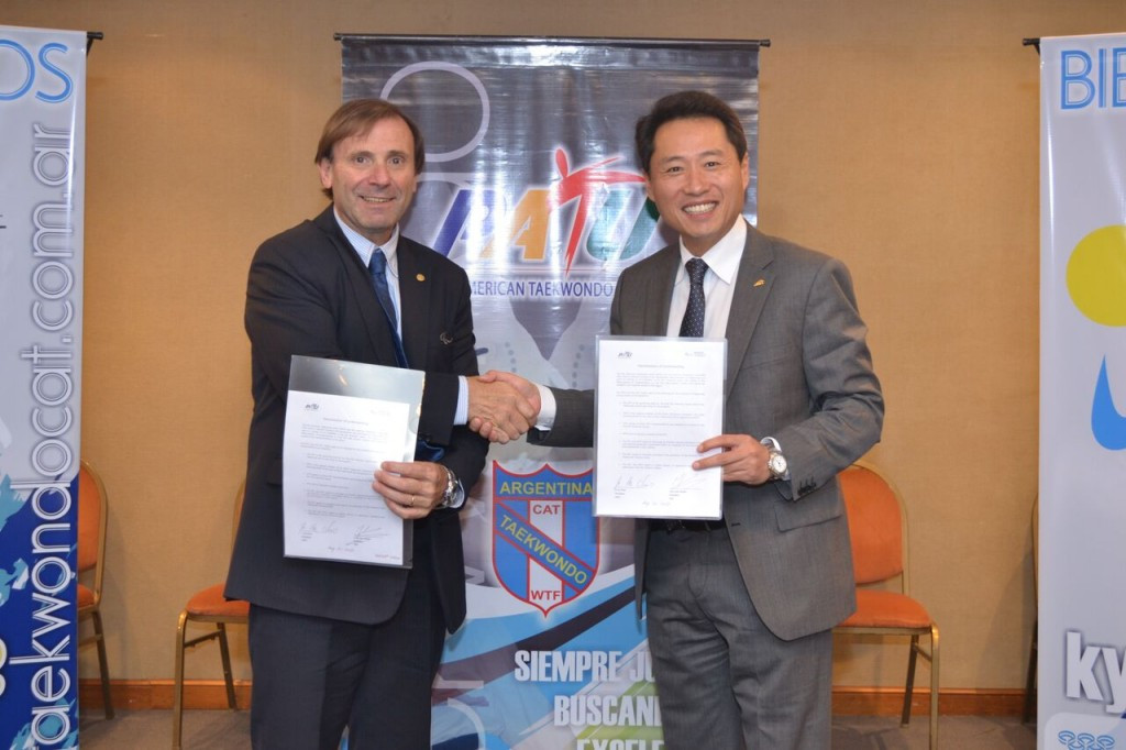  Jose Luis Campo, left, and  Jiho Choi, right, signed the agreement to promote para-taekwondo ©WTF 