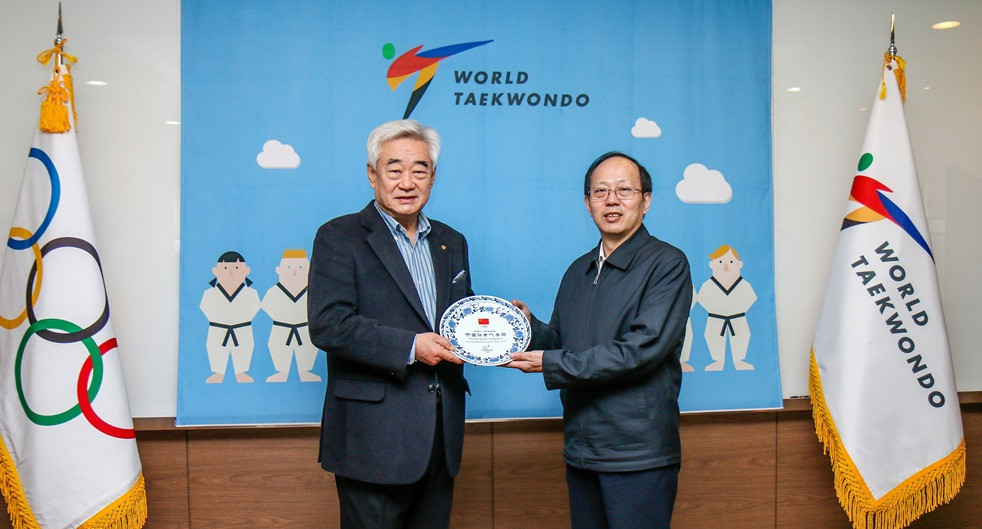 World Taekwondo President Chungwon Choue, left, met with Chinese Olympic Committee President Gou Zhongwen ©World Taekwondo