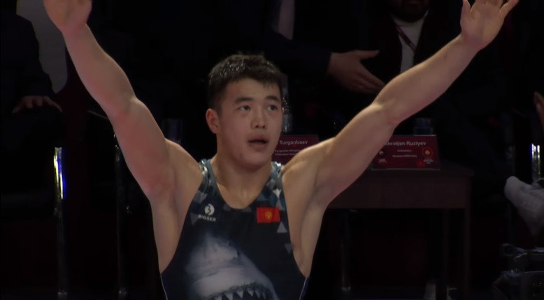 Akzhol Makhmudov delighted home fans in Bishkek with his 72kg title win ©YouTube