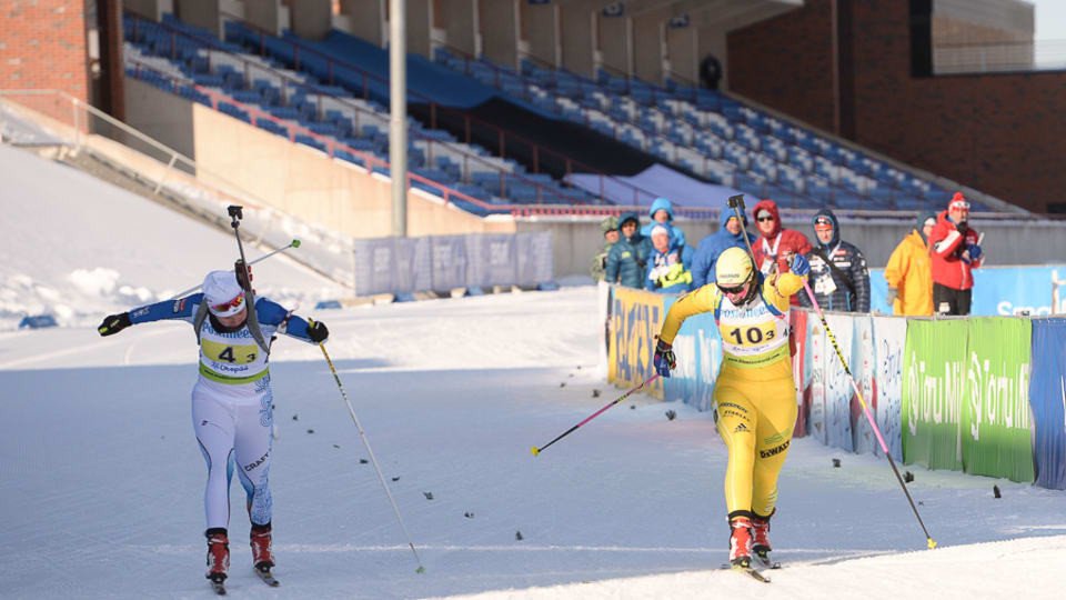 Sweden won the youth relay after a photo finish ©IBU 
