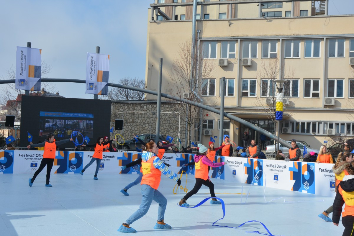 Children try out winter sports as part of the Olympic Festival held in Pristina in parallel to the Pyeongchang 2018 Winter Games ©UNKT
