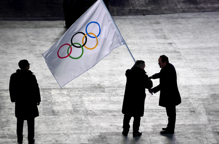 IOC President Thomas Bach, centre, takes over the Olympic flag from the Mayor of Pyeongchang, Sim Jae-guk, and hands it to Mayor of Beijing Chen Jining during the Closing Ceremony of the Pyeongchang 2018 Winter Olympic Games. The flag has now arrived in Beijing ©Getty Images