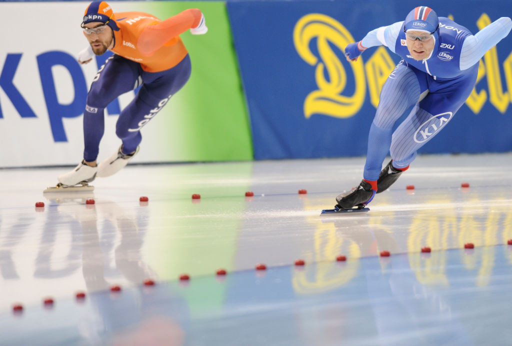 Norway’s Håvard Holmefjord Lorentzen, right, en route to victory in the World Sprint Speed Skating Championships ©ISU