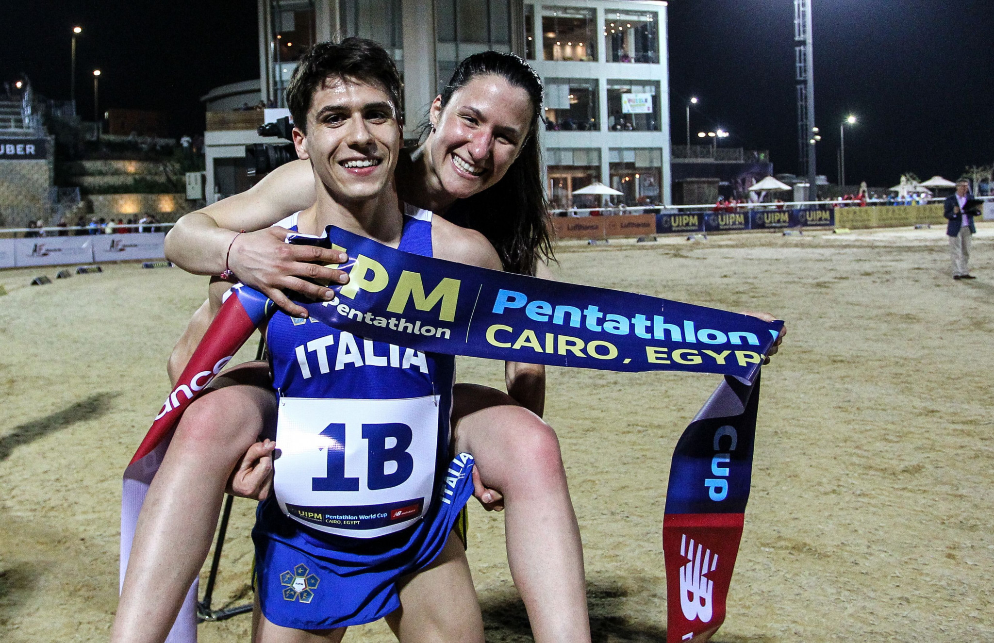 Gloria Tocchi and Gianluca Micozzi celebrate winning the mixed relay at the UIPM World Cup in Cairo ©UIPM