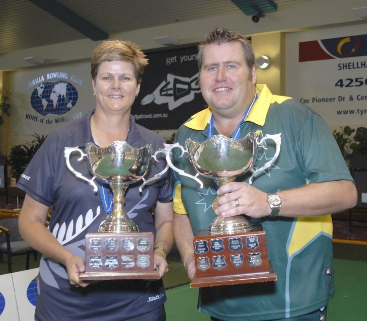 Jo Edwards, left, and Jeremy Henry will defend their titles ©World Bowls
