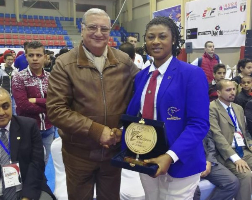 African Taekwondo Union President Ahmed Fouly presented Margaret Binga with the award ©NTF
