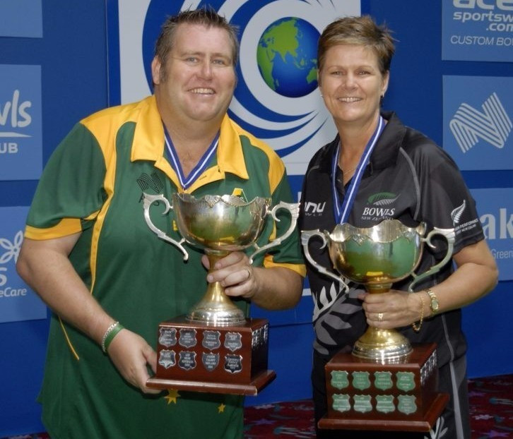 Defending champion Jeremy Henry and Jo Edwards began with victories ©World Bowls